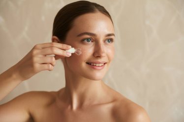 Essence magnifica : propriétés, actifs et avis d’expert sur cette essence purifiante pour peaux mixtes à grasses